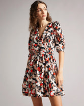 Robe courte imprimée à manches courtes et col en V bouffant en georgette